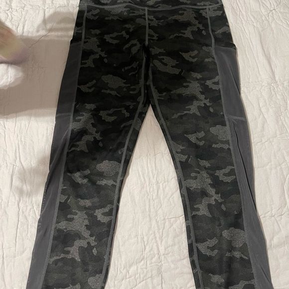 Fabletics Powerhold Athletic Leggings Green Camo Pull On Legging Pant - Picture 6 of 10